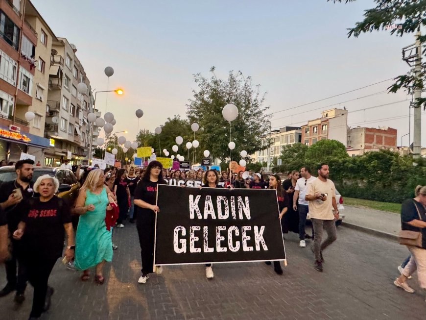 CHP İzmir İl Kadın Kolları "Kırık Saçlar Özgürlüğe Yürüyor" yürüyüşünü  Selçuk'tan başlattı