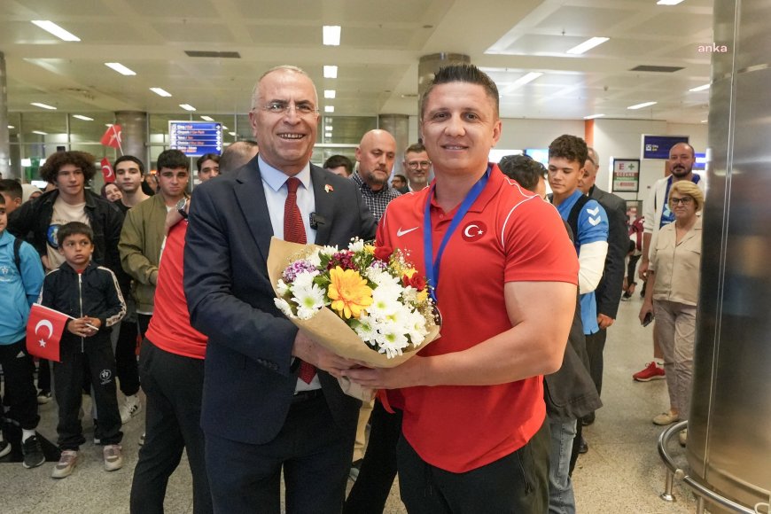 Gaziemirli güreşçi Oktay Kahraman, ilçeye bronz madalyayla döndü 