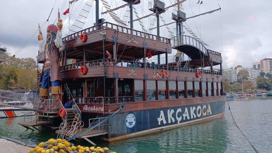 Akçakoca Belediyesi'nin 400 kişilik gezi teknesi, belediye bünyesinde bulunan ABİTAŞ şirketinin 18 milyon lira SGK borcu nedeniyle icralık oldu