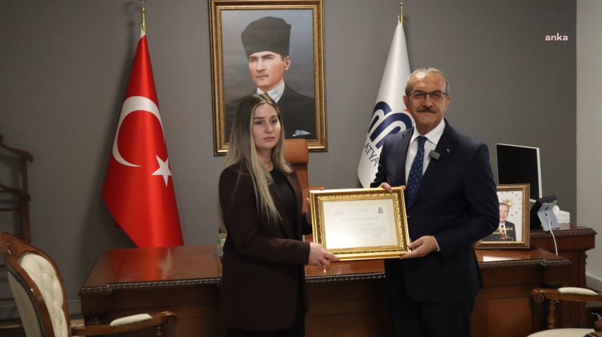 Malatya'da deprem anında engelli öğrencisini bırakmayan öğretmene ödül