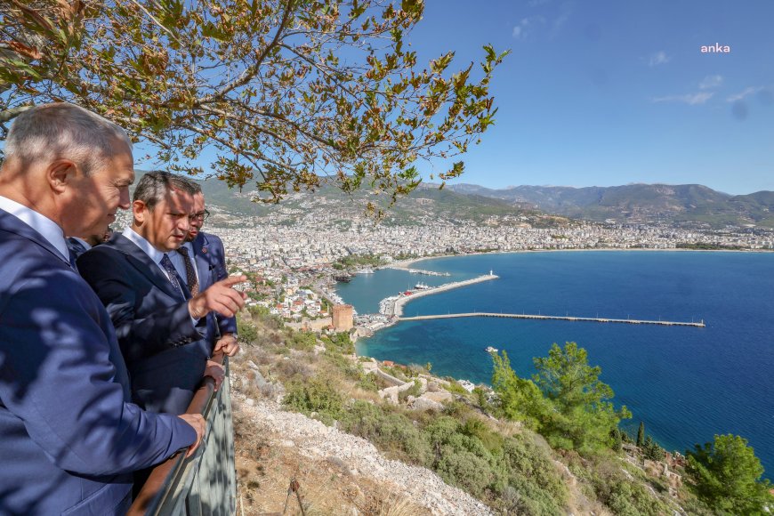 Özgür Özel, Alanya’da partisinin ilçe başkanlığını ve Alanya Belediyesi'ni ziyaret etti