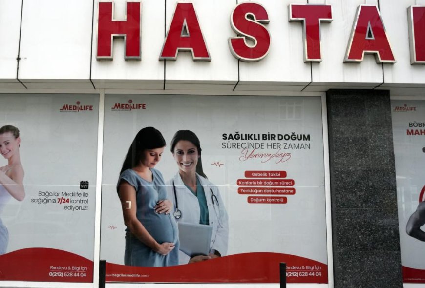 Hastane skandalında hastanenin camında ‘Yenidoğan dostu hastane' yazılı görsel dikkat çekti