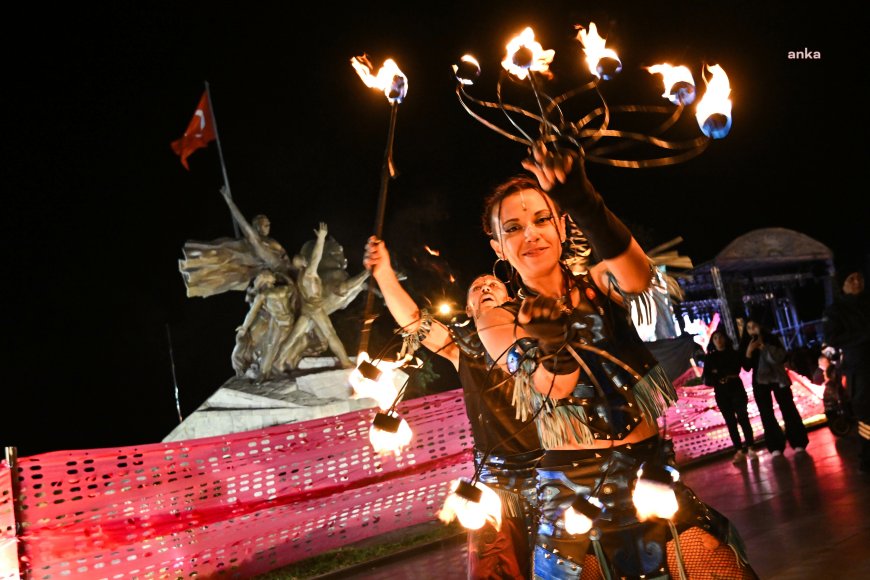 Kaleiçi Old Town Festivali'nin geleneksel kortej geçişi, rengarenk görüntülere sahne oldu