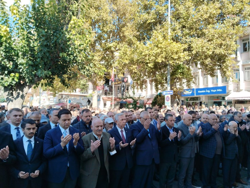 Özgür Özel, Meliha Ekin Başkaraağaç'ın cenaze törenine katıldı