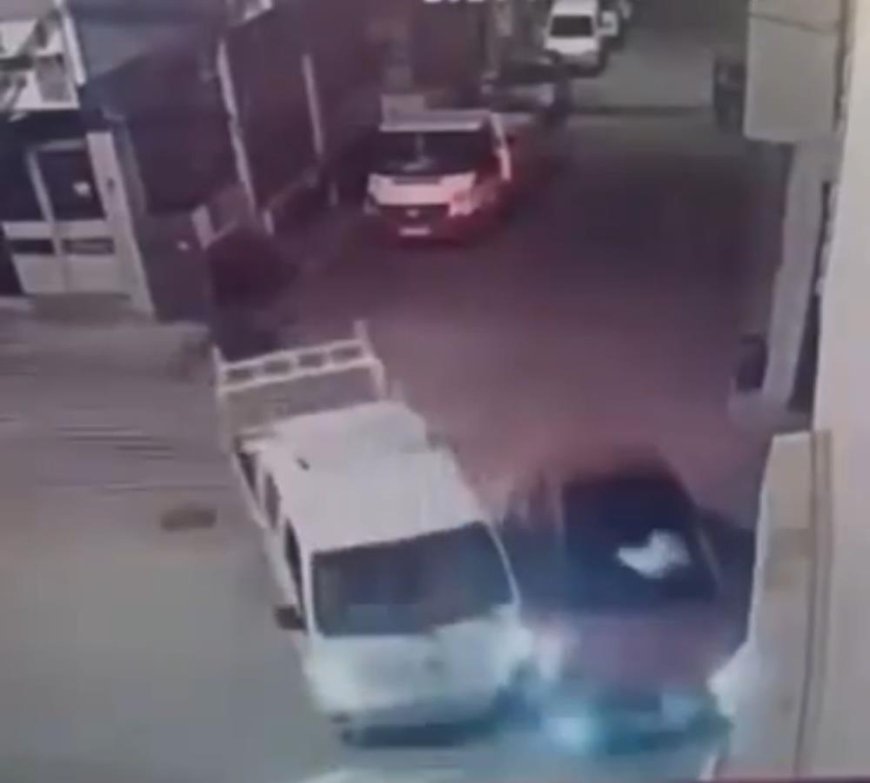 Bursa'da kamyonet ile otomobilin çarpıştığı kaza kamerada