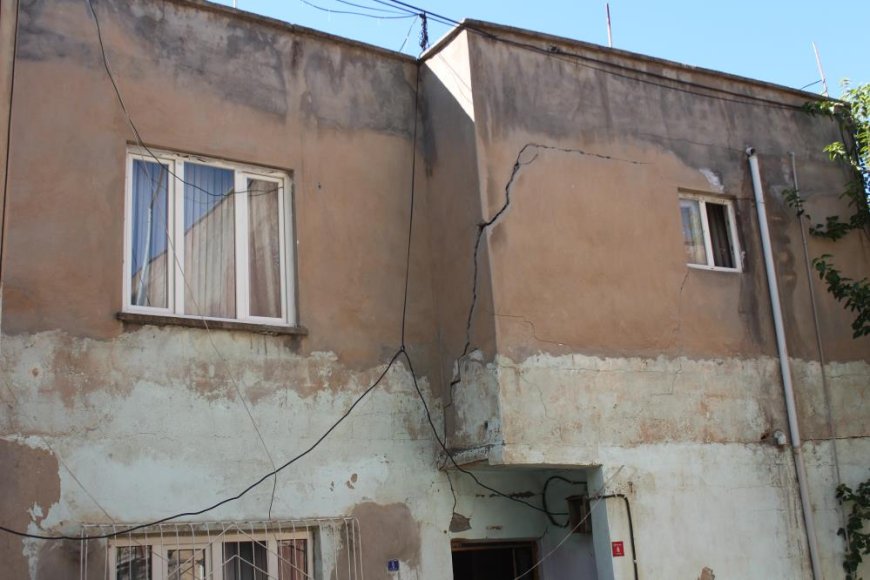 Siirt'te önce Kahramanmaraş, ardından Malatya merkezli depremlerden etkilenen ev büyük hasar gördü