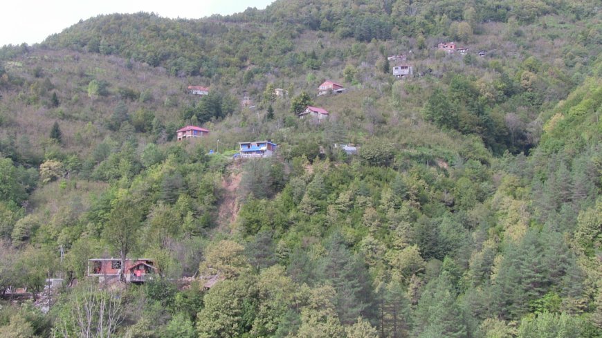 Bölge halkı, heyelan nedeniyle kapanan eski Hopa-Borçka yolunun açılmasını istiyor: "Yangına müdahale edecek itfaiye aracı dahi mahallemize giremiyor"