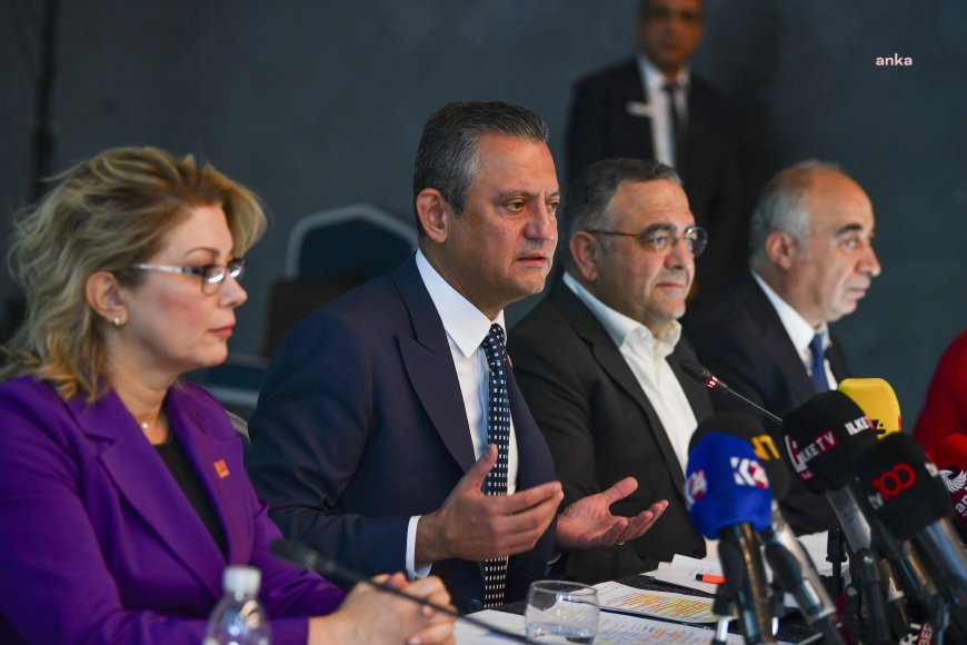 Özgür Özel, Diyarbakır’da kadın STK’larıyla bir araya geldi... “Kürt sorunu vardır. Kürt’ün sorununun olup olmadığına Kürtler karar verir. Devlet karar veremez"