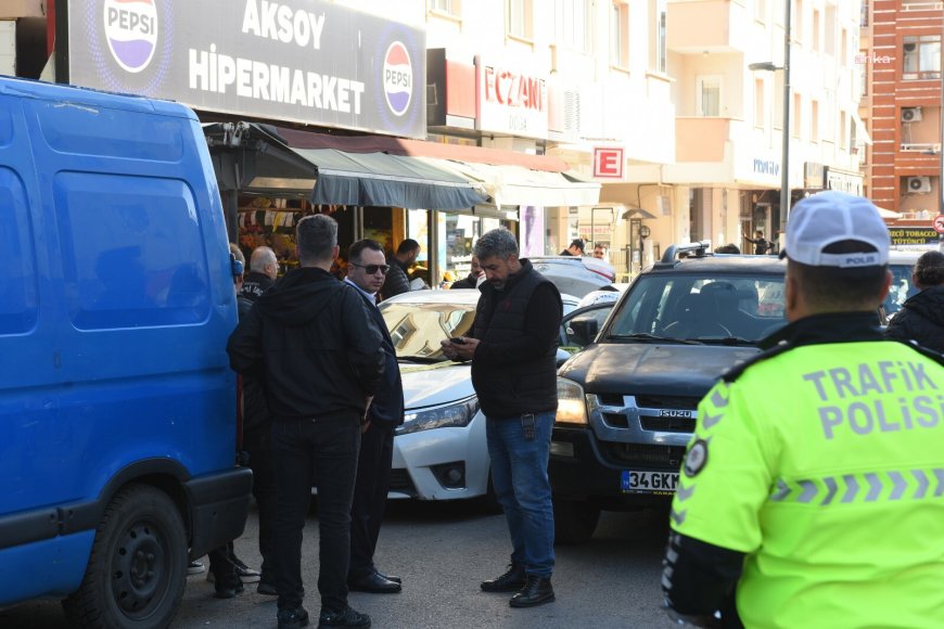 Üsküdar'da bir tartışma sırasında polise çekiçle saldırdığı ve ateş ettiği öne sürülen emekli asker ve oğlu vuruldu