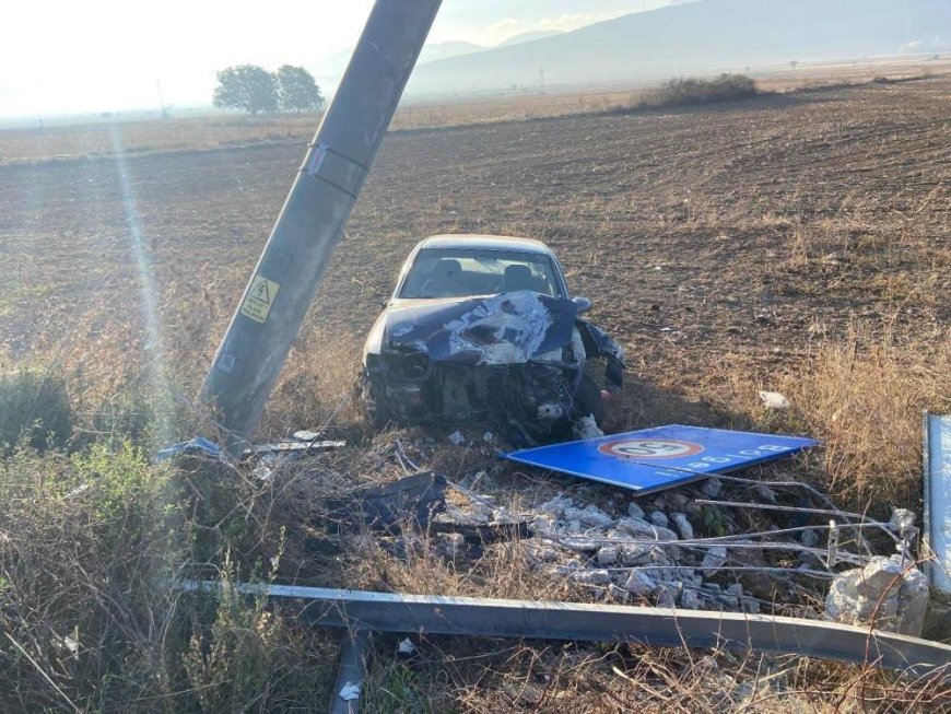 Bilecik'te tarlaya uçan araç hem elektrik direğine hem de hız sınırı tabelasına çarparak durabildi
