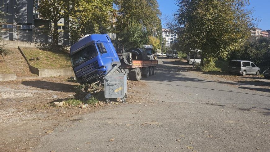 Zonguldak Ereğli'de çelik sac yüklü tır yan yattı