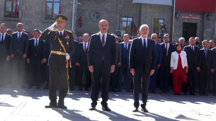 Isparta'da Cumhuriyet Bayramı kutlamaları çelenk töreniyle başladı