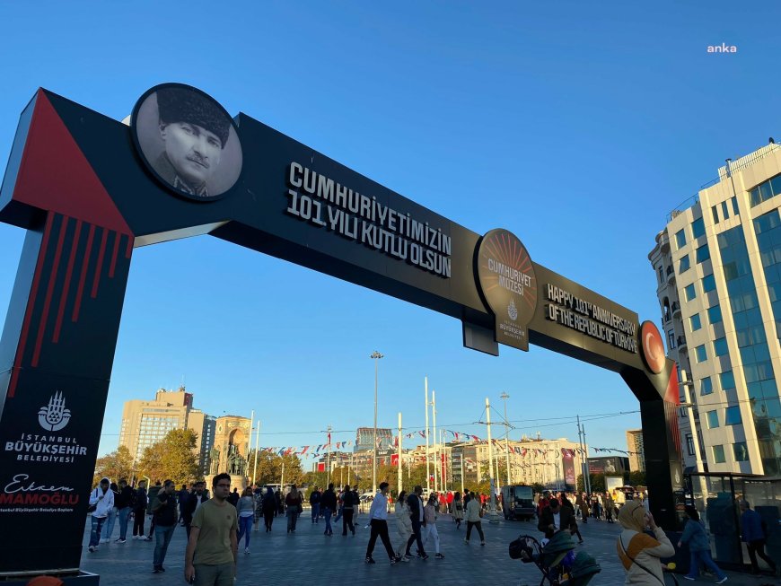 İBB, Taksim'deki zafer takını "Cumhuriyetimizin 101. Yılı Kutlu Olsun" olarak güncelledi
