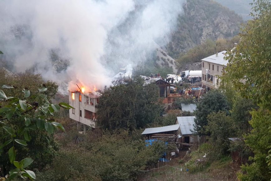 Gümüşhane'de bacadan çıkan yangında binanın iki katı hasar gördü