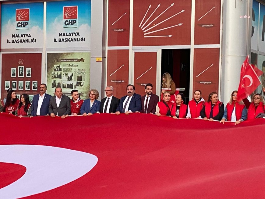 Malatya'da Cumhuriyet coşkusu: Fener alayı ve bayrak yürüyüşü düzenlendi