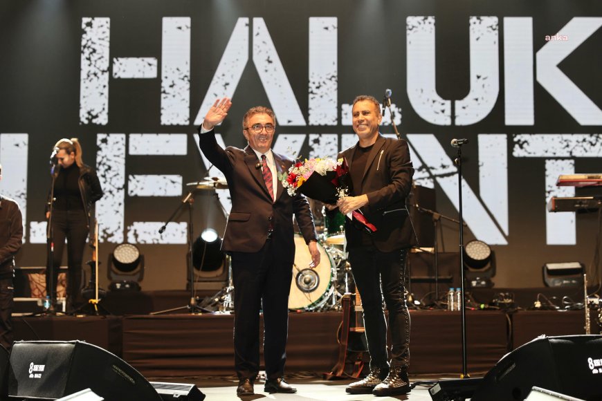 Bayrampaşa'da, Haluk Levent'le, "İzmir Marşı"yla coşkulu bayram kutlaması