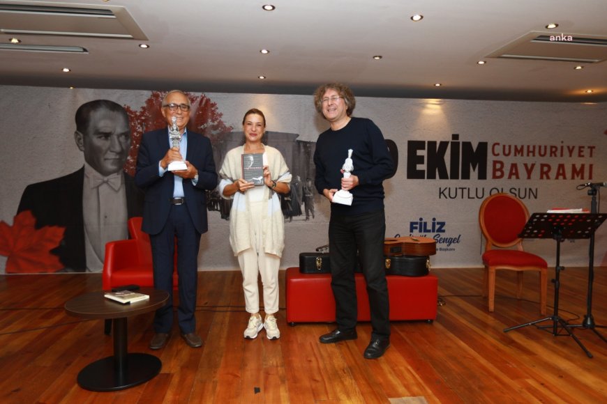 Efes Selçuk’ta “Cumhuriyet’in Aydınlığı” etkinliği, mısralarla melodileri buluşturdu
