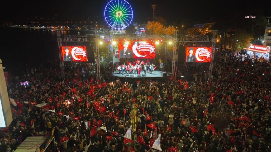 Edremit'te düzenlenen Cumhuriyet Bayramı etkinliklerinde Volkan Konak sahne aldı