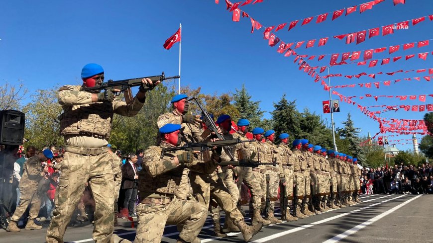 Cumhuriyet Bayramı kutlanıyor… Diyarbakır’da Cumhuriyet'in 101’inci yıl dönümü coşkusu