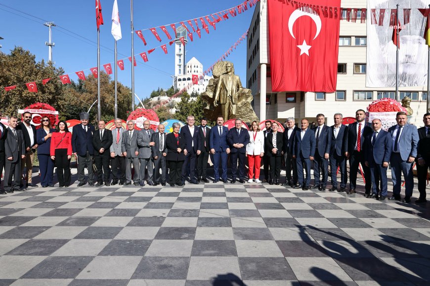 Keçiören’de Cumhuriyet Bayramı kutlamaları, çelenk sunma töreniyle başladı