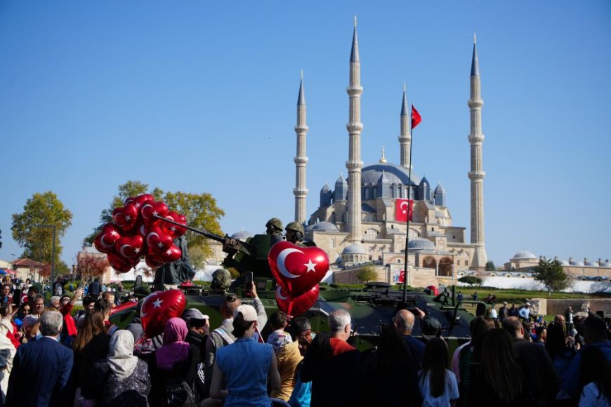 Edirne'de 101. yıl coşkusu kalabalık cadde ve sokaklara taştı