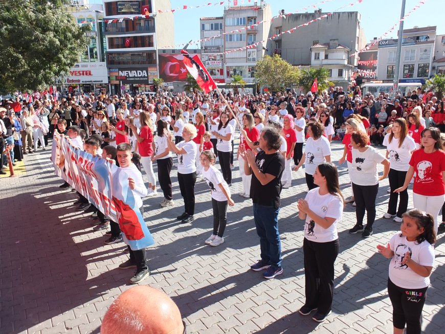 Burhaniye'de Cumhuriyet'in 101. yılında 101 kişi zeybek oynadı