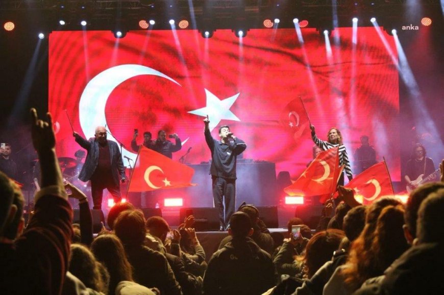 Karadeniz Ereğli’de Cumhuriyet Bayramı coşkusuna, Norm Ender eşlik etti 
