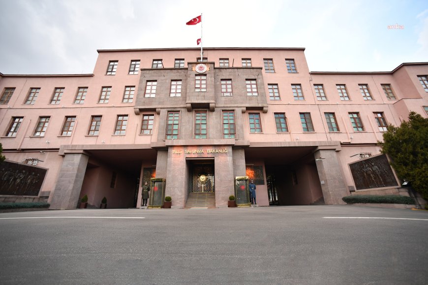 MSB: Yunanistan'a ait Sahil Güvenlik botunun Sisam Adası'nda bıraktığı düzensiz göçmenleri taşıyan bot kurtartıldı