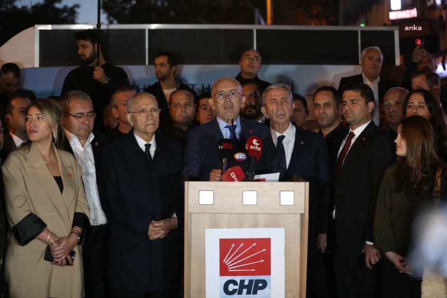 CHP, Ankara'da Ahmet Özer'in tutuklanmasını protesto etti... Mansur Yavaş'ın da katıldığı eylemde konuşan Ümit Erkol: "Kumpaslarınıza boyun eğmeyeceğiz"