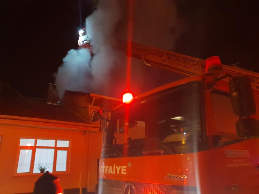 İnegöl'de 2 katlı ahşap bina alev alev yandı