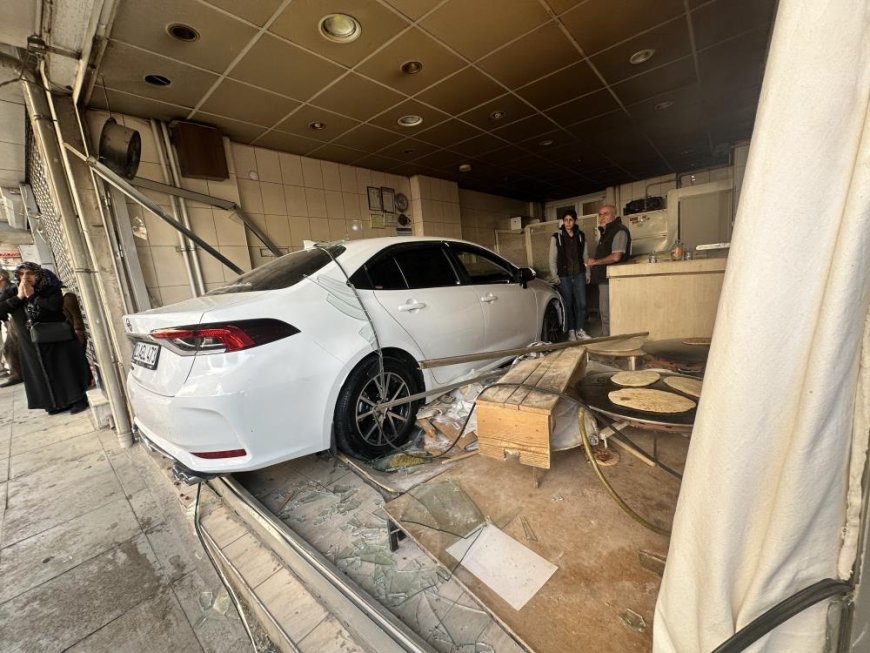 Elazığ'da inanılmaz kaza: 3 araç çarpıştı, bir araç yufka dükkanına girdi, yaralanan olmadı