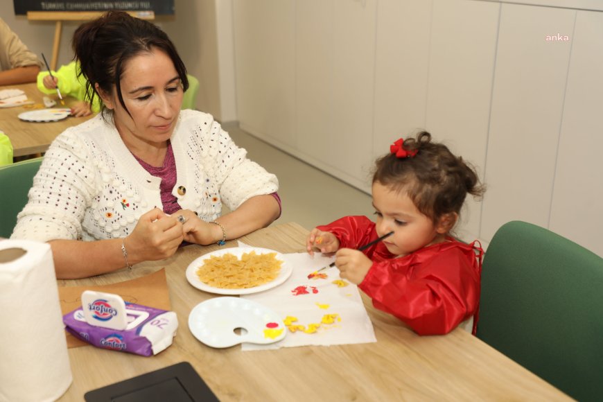 Muğla Büyükşehir Belediyesi Oyuncak Kütüphanesi'nde anne ve çocuklar birlikte eğleniyor