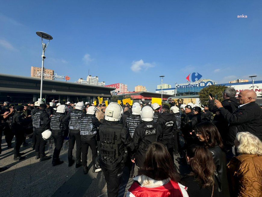 Esenyurt'ta CHP'lilerin kayyum protestosunu polis engellemeye çalıştı