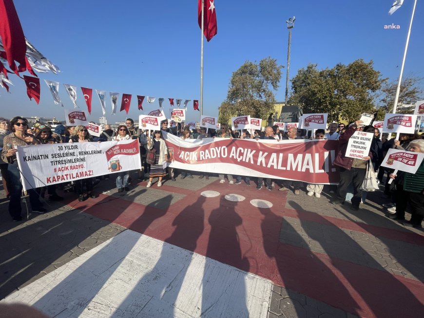 Kadıköy'de Açık Radyo eylemi! "Açık Radyo, açık kalmalı"