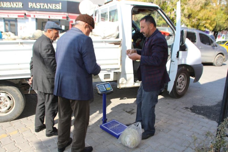 Muş merkezde yetiştirdiği kabakları Varto'da satıyor