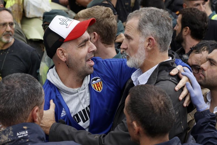 İspanya'da sel bölgesini ziyaret eden Kral Felipe ve Başbakan Saznchez’e saldırı