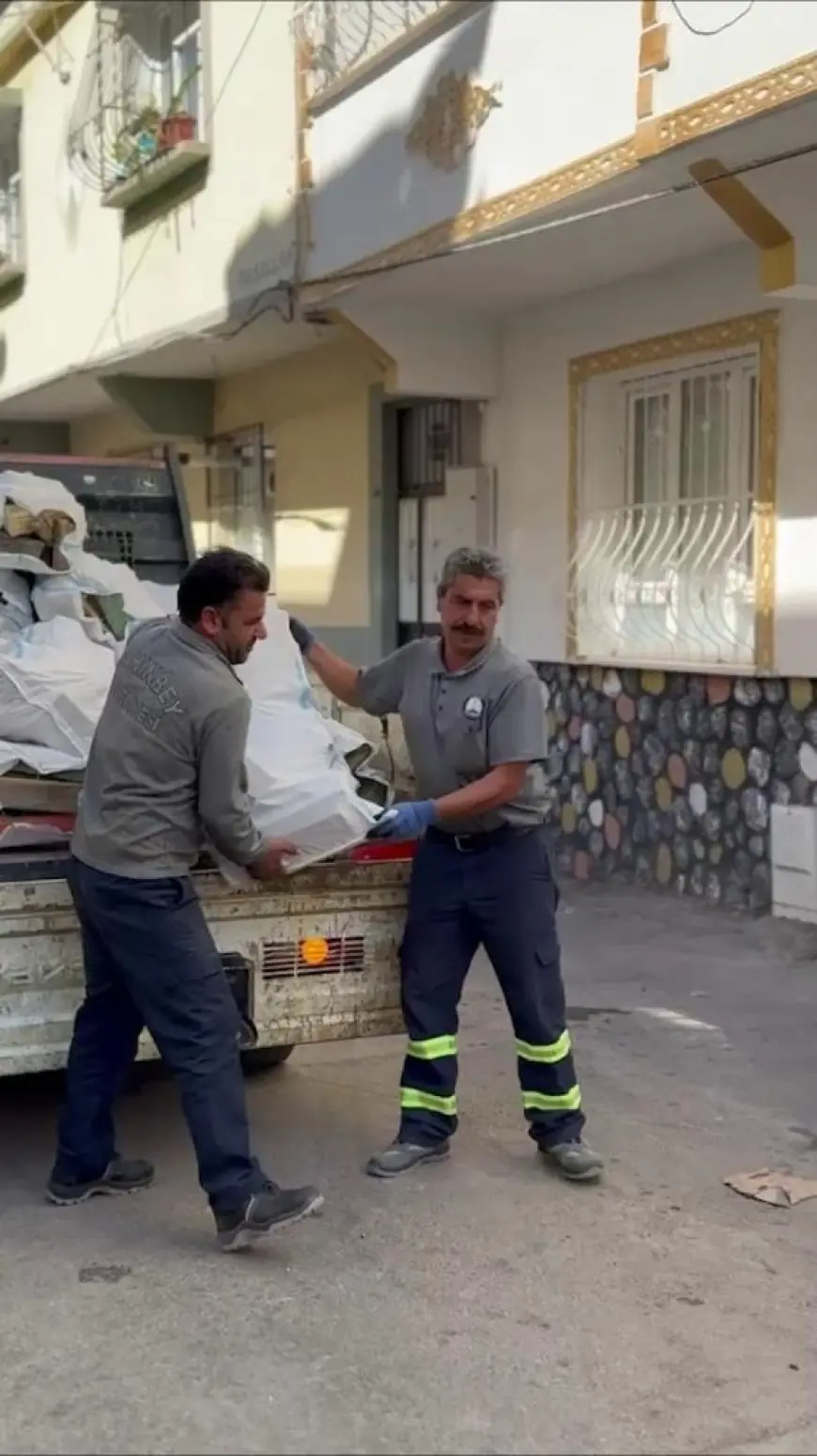 Şahinbey'de budanan ağaçlar ihtiyaç sahiplerine yakacak oluyor