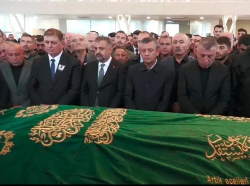 CHP Lideri Özel, Güzelbahçe Belediye Başkanı Mustafa Günay'ın oğlunun cenaze törenine katıldı