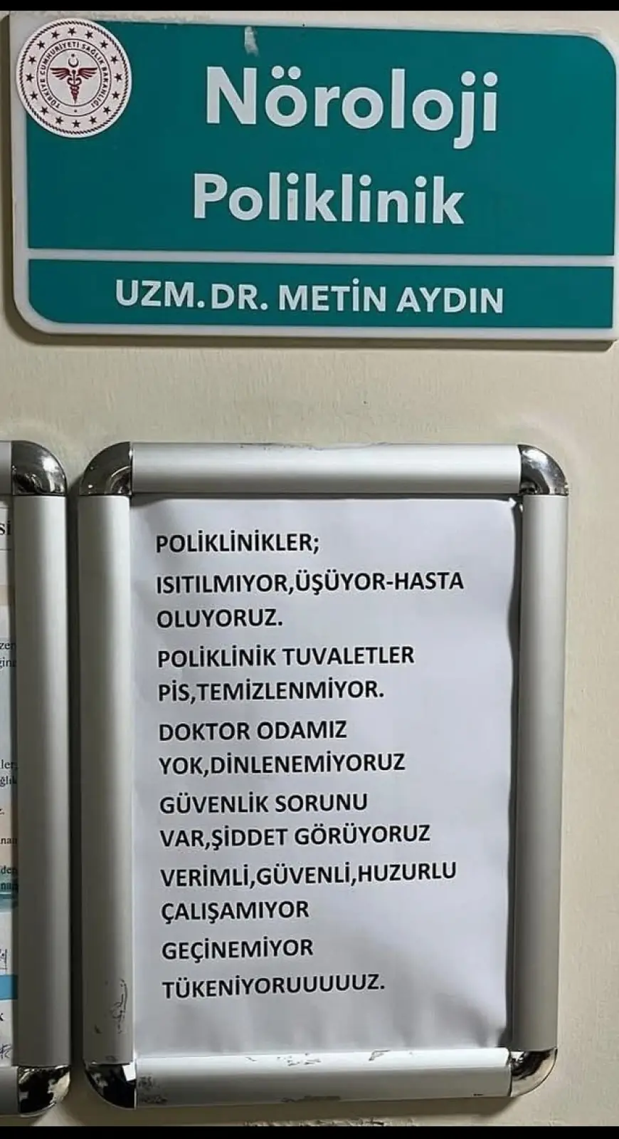Aydın'da görev yapan nöroloji uzmanı, sağlık çalışanlarının yaşadığı sıkıntıları poliklinik girişine astı: "Poliklinikler ısıtılmıyor, tuvaletler temizlenmiyor"