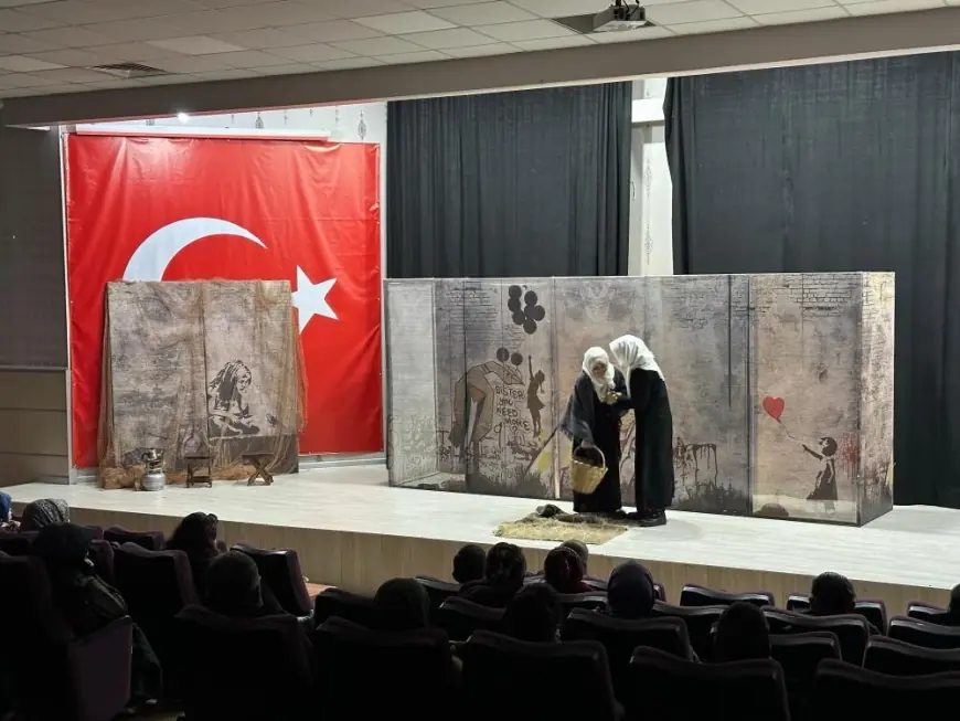 İsrail'in zulmü tiyatro sahnesinde anlatıldı