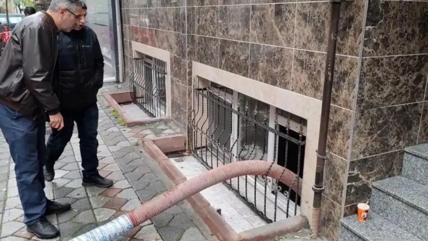 Sultangazi'de yağış sonrası yol çöktü, ev ve işyerlerini su bastı: Vatandaşlar İSKİ'ye tepki gösterdi
