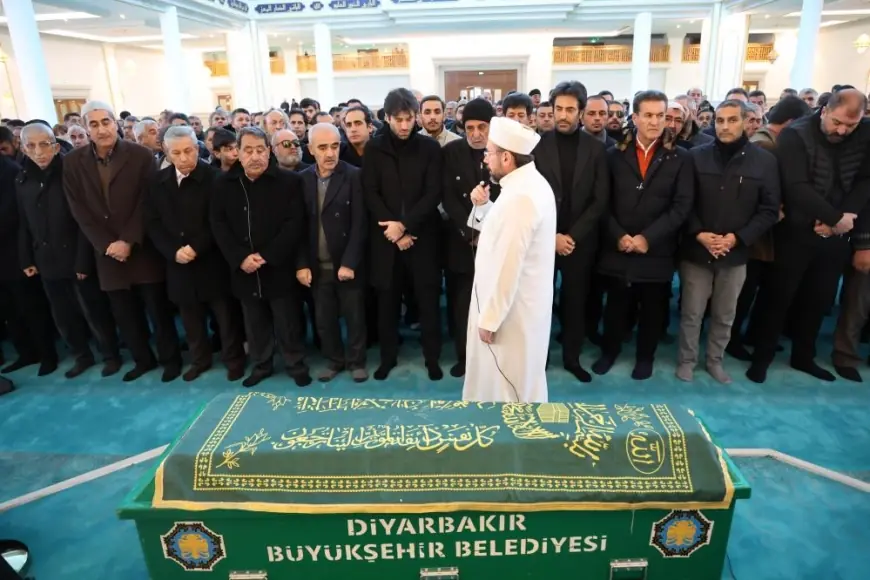 Şarkıcı ve yönetmen Mahsun Kırmızıgül’ün annesi son yolculuğuna uğurlandı
