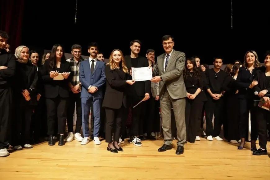 Kütahya'da “Kerem ile Aslı-Modern Masal” tiyatro oyunu ilgi gördü