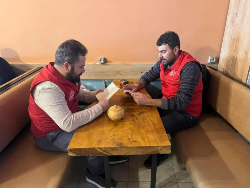 Bayburt'un kıraathanelerinde kitap okunuyor