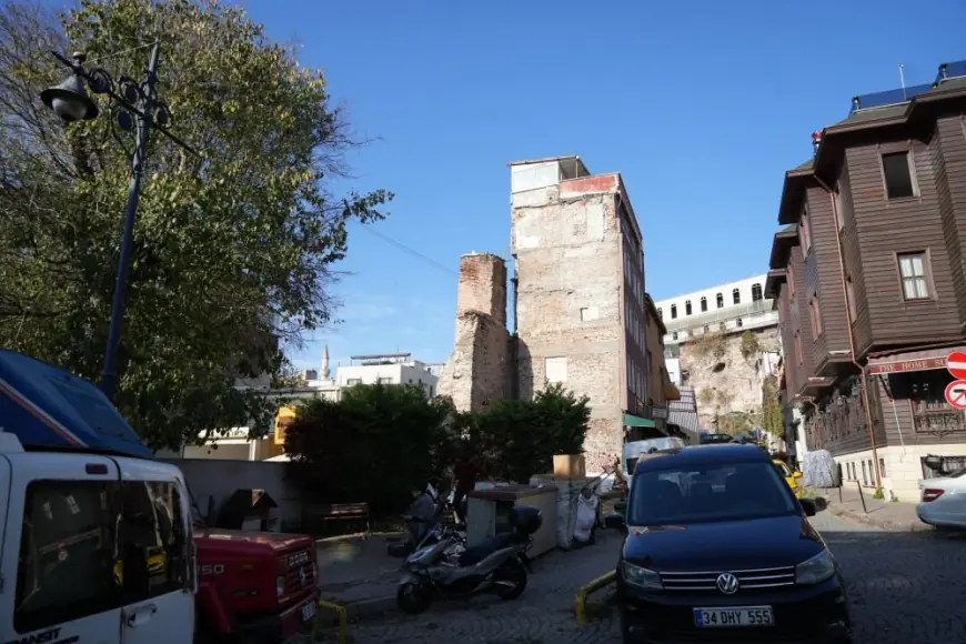 Küçükayasofya Su Terazisi'nin etrafı binalarla kapatıldı: Bakımsız haldeki tarihi yapı havadan görüntülendi