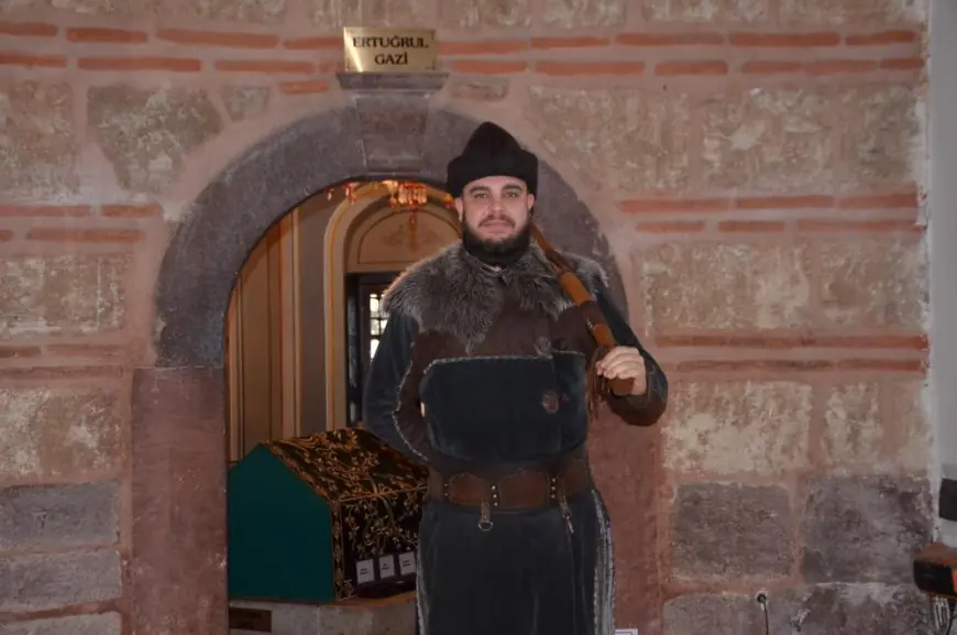 Ertuğrul Gazi Türbesi'ndeki 'Saygı Nöbeti' metni Söğüt ruhuna uygun olarak değiştirildi