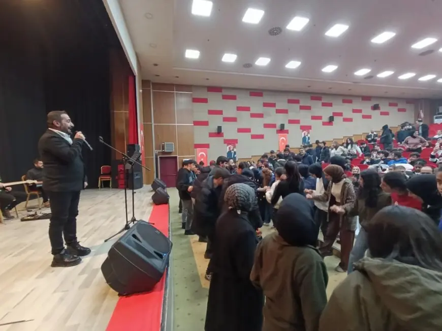 Ağrı'da üniversite sınavına hazırlanan öğrenciler için moral konseri düzenlendi