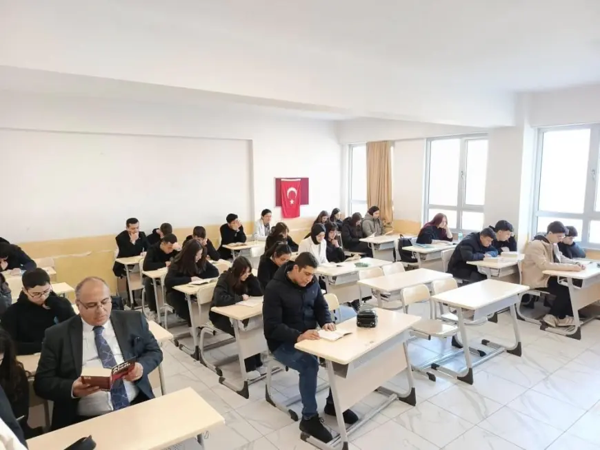 Kaymakam Kılıç, öğrencilerle birlikte kitap okudu