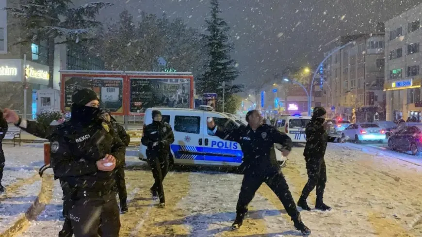 Polislerle gençler kartopu savaşı yaptı