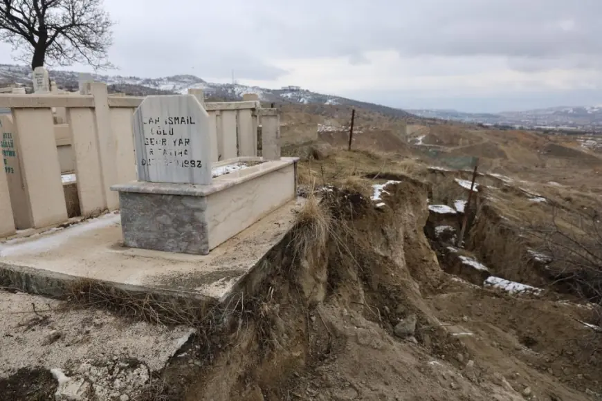 Elazığ'da 35 kabrin bulunduğu mezarlıkta heyelan